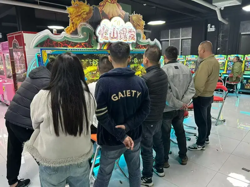 Distributor and operator partners evaluating GOLDPRIME GAME machines during a showroom visit